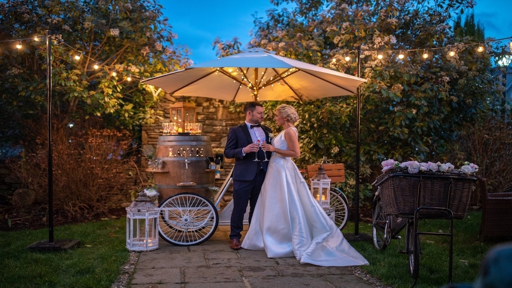 Couple-in-front-of-Prosecco